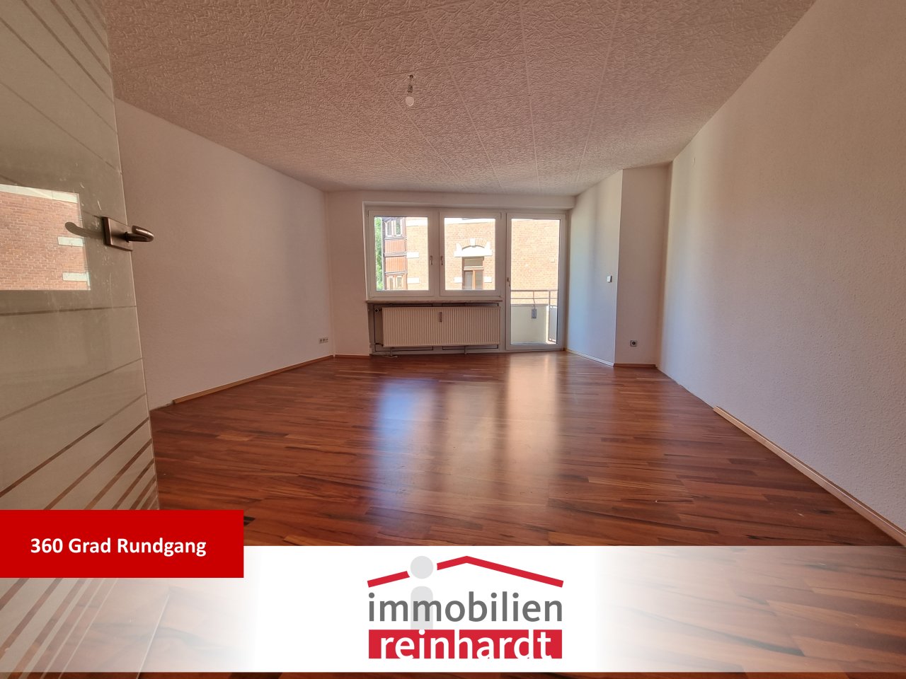 Wohnen mit Balkon mit Logo