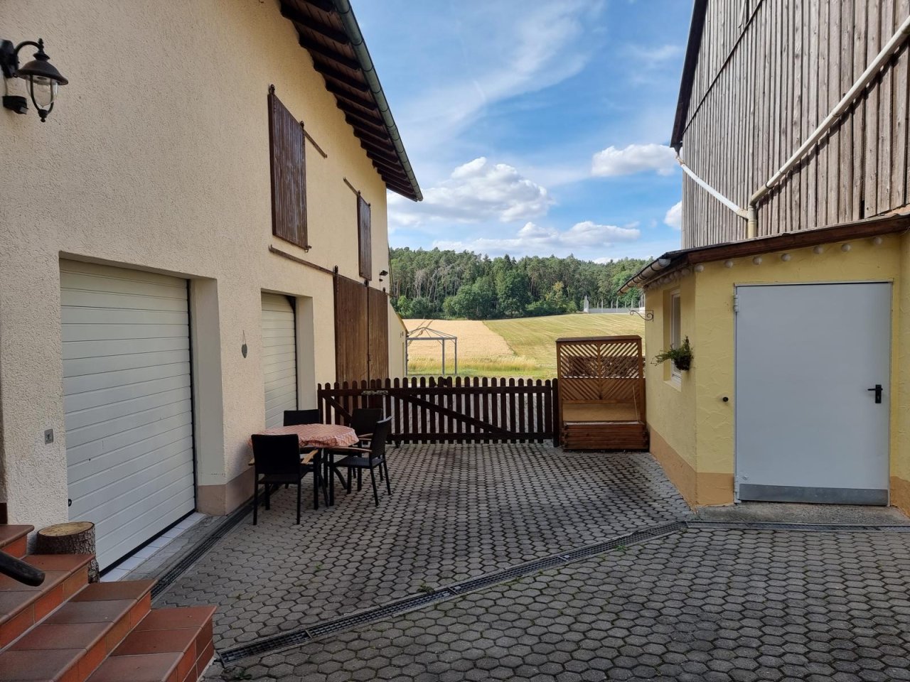 Nebengäude mit Garagen