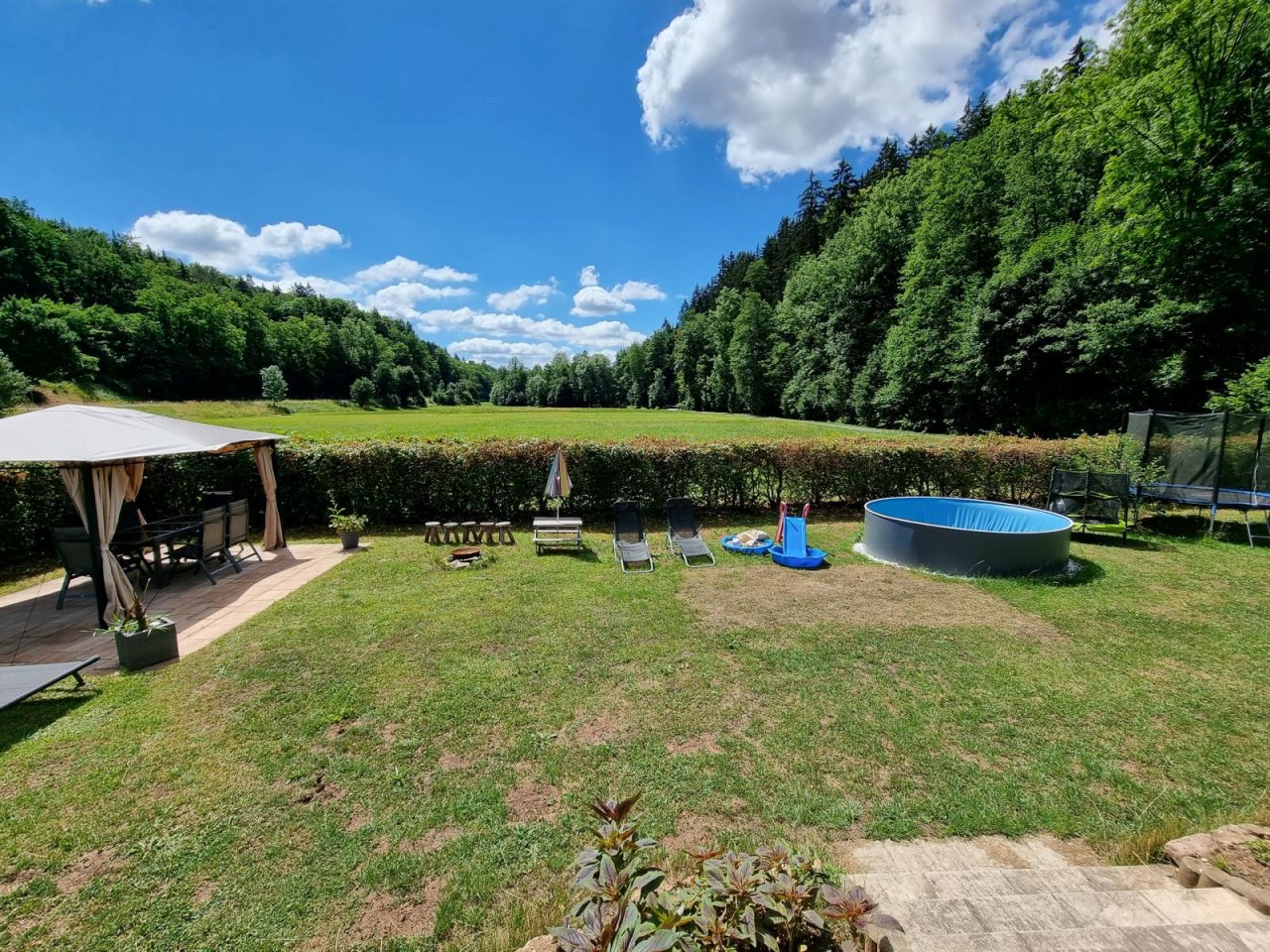 Großzügier Garten mit Blick ins Grüne