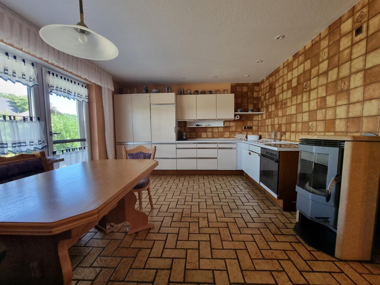 große Wohnküche mit sep. Ofen