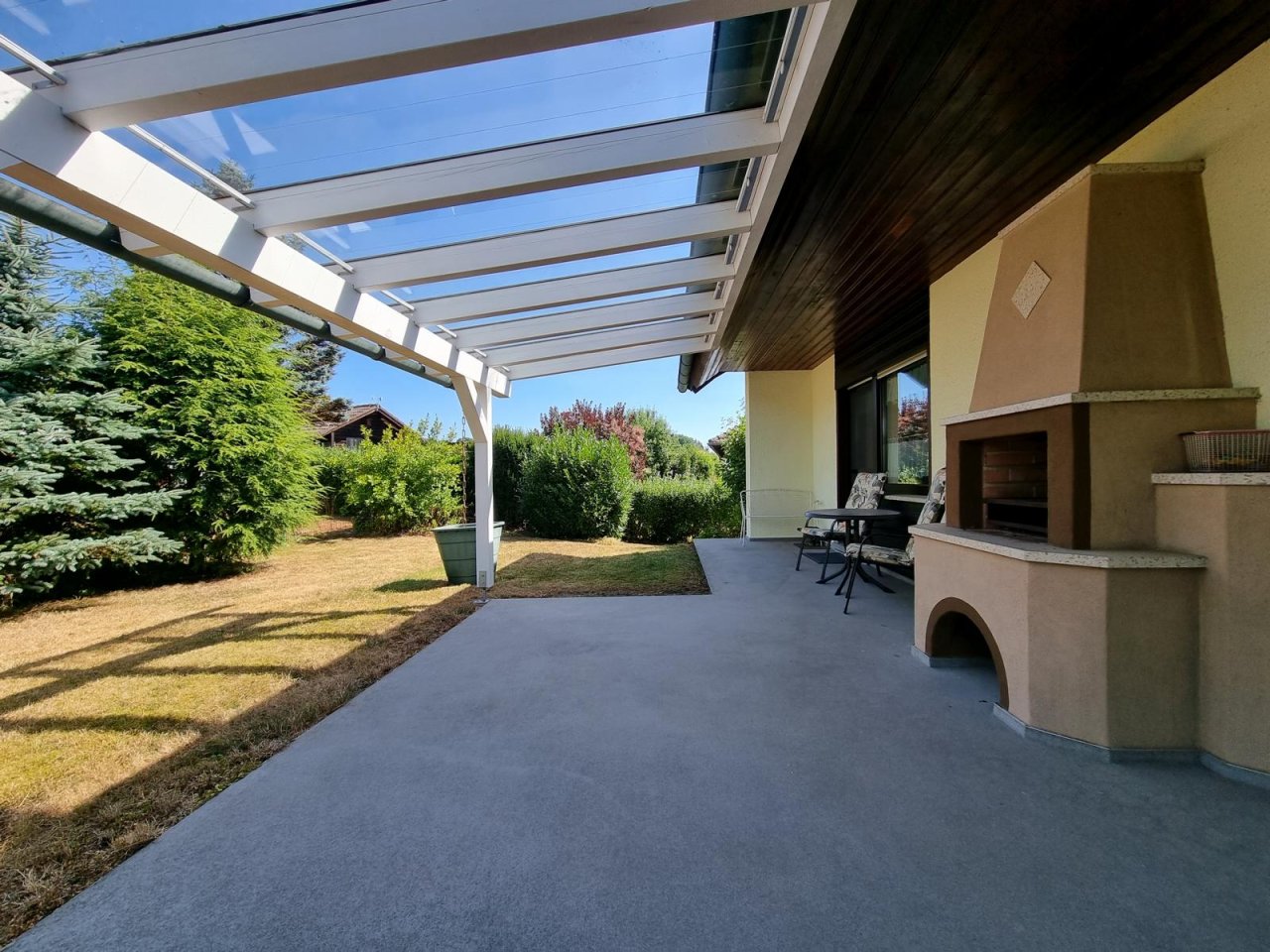 Großer Terrassenbereich mit Außenkamin