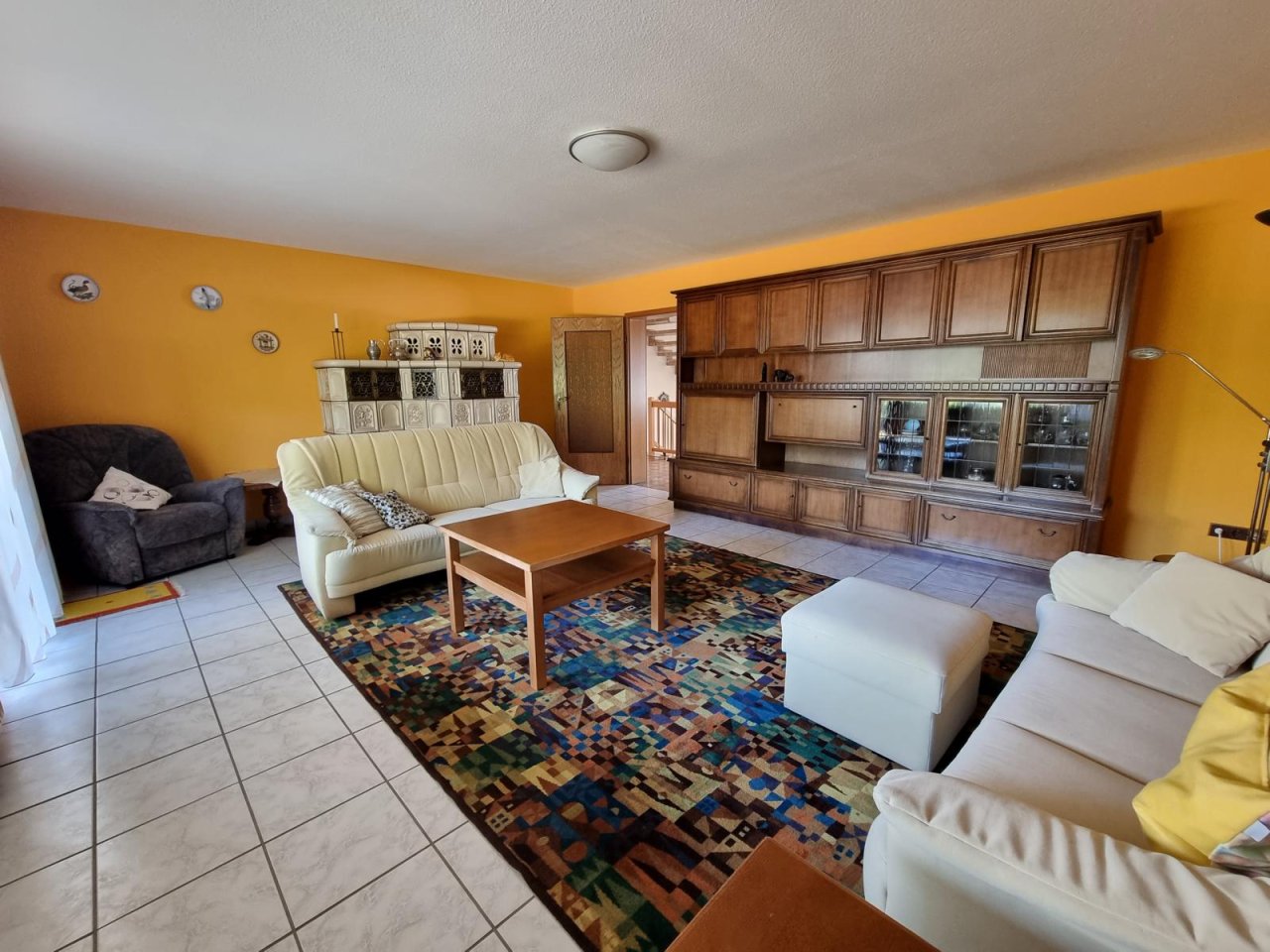 Wohnzimmer mit Kachelofen