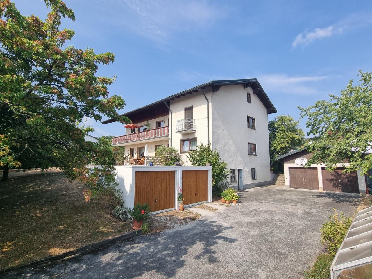 4 Garagen mit großem Hofraum