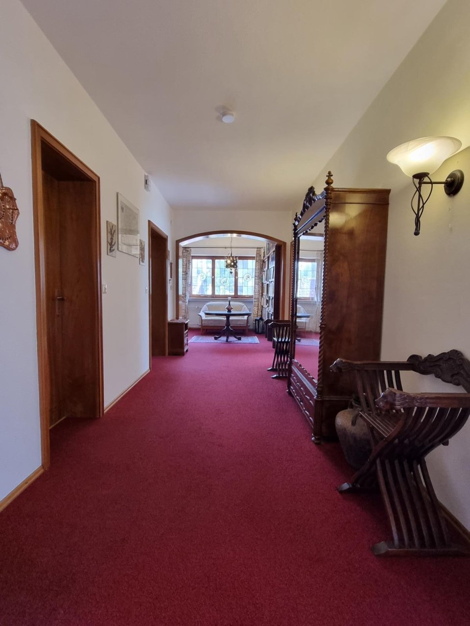 Herrschaftliche Diele mit Leseecke im EG