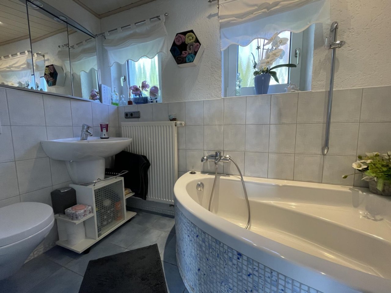 Bad mit Eckbadewanne