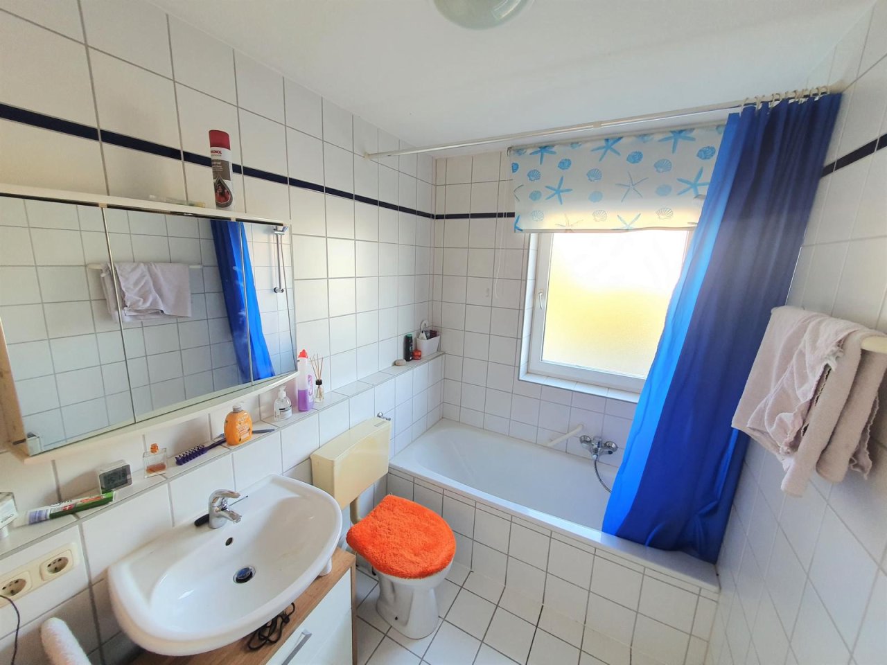 Tageslicht-Bad mit Wanne/WC