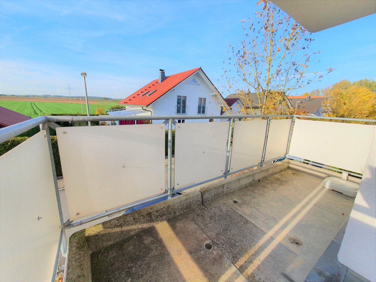 großer umlaufender Balkon mit Süd- und Westausrichtung