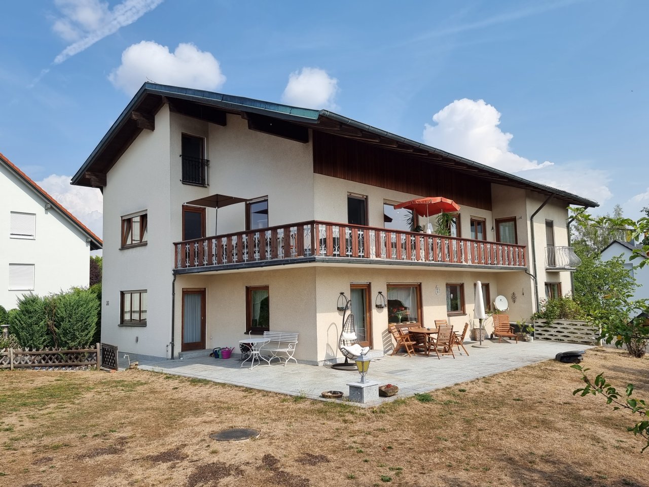 Untersiemau: VERKAUFT - Landhaus mit ca. 350 m² Wohnfläche auf 1.615 m² Grund mit 4 Garagen, Nähe Coburg! 