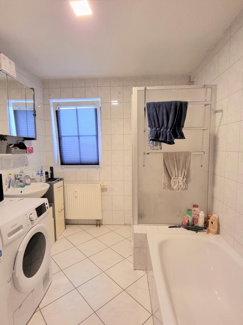 Bad mit Wanne & Dusche & WM-Anschluss