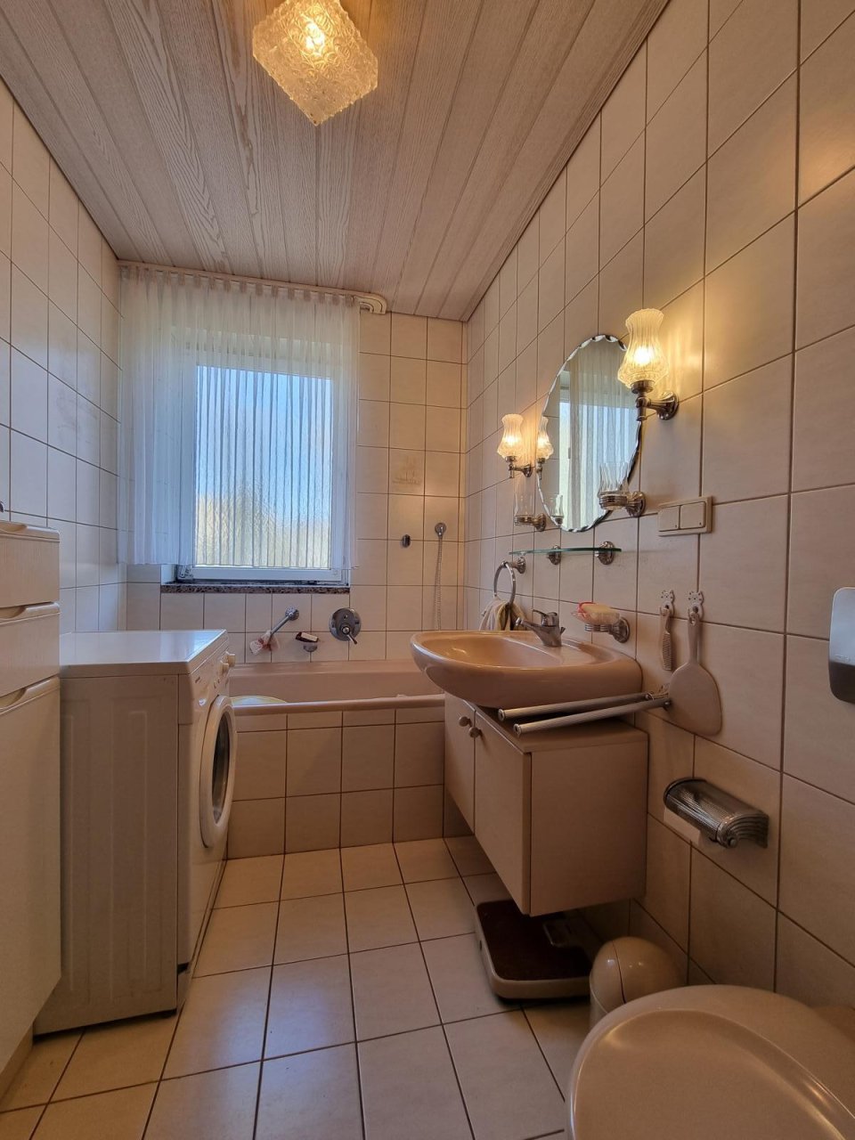 Bad mit Wanne u. Fenster!