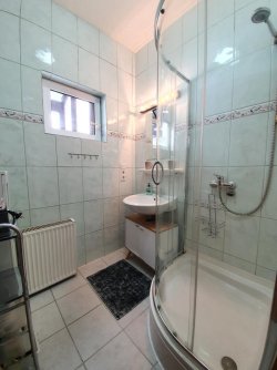 Tageslicht-Bad mit Dusche