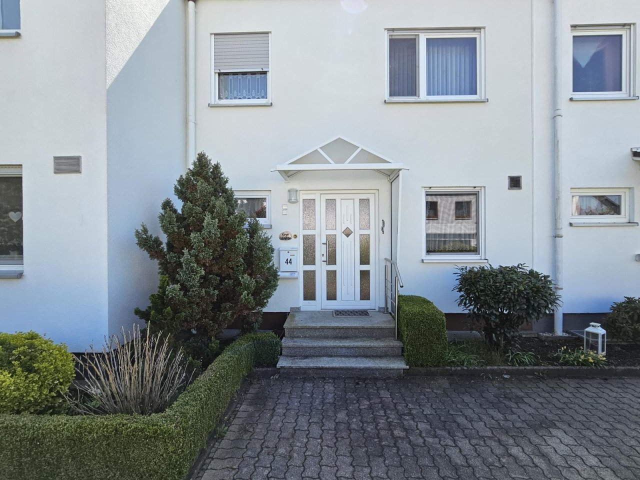 Dörfles-Esbach: VERKAUFT - Modernisiertes Reihenhaus mit Garage in angenehm ruhiger Top-Lage von Dörfles-Esbach! 