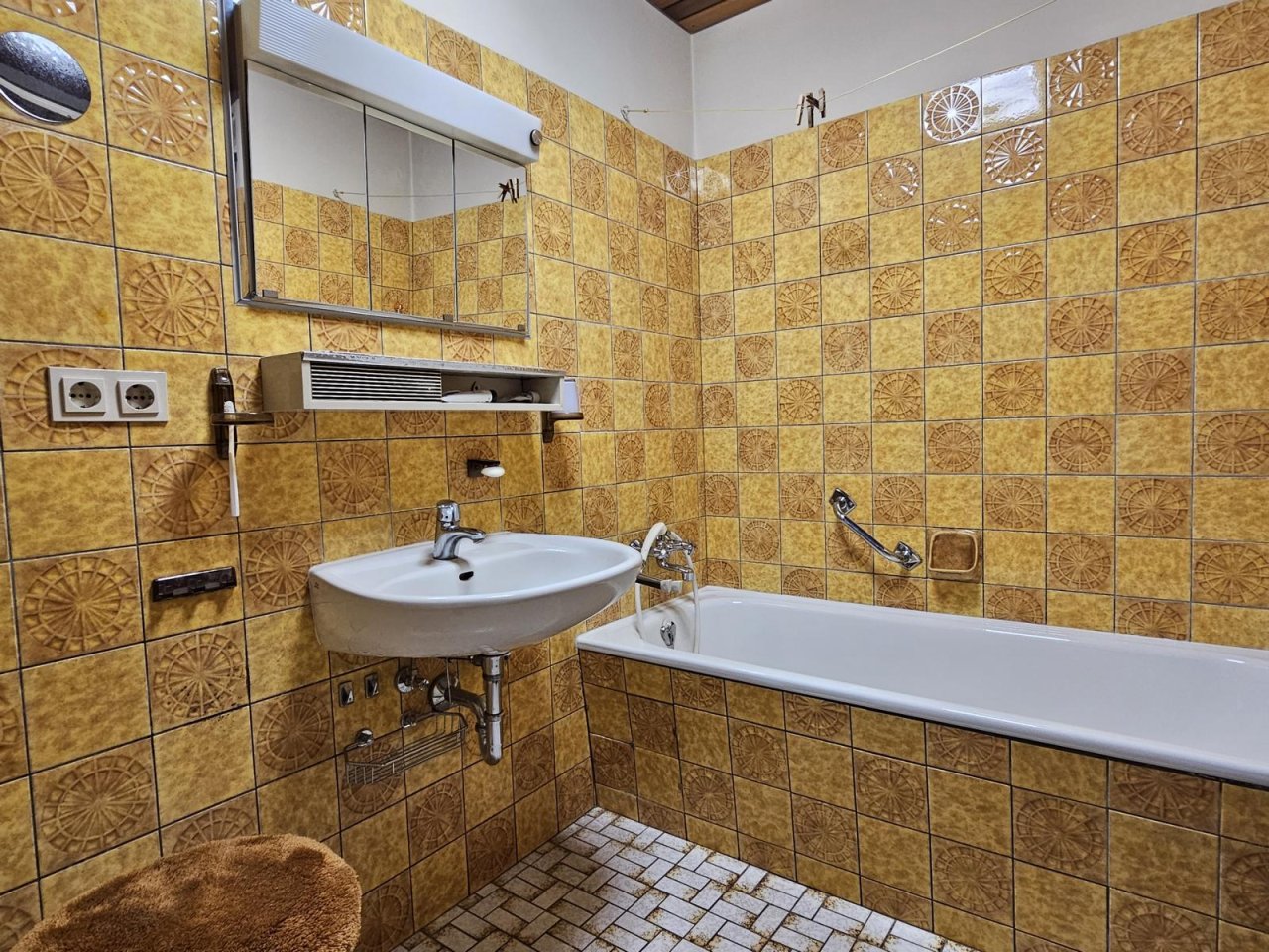 Bad mit Wanne und Dusche