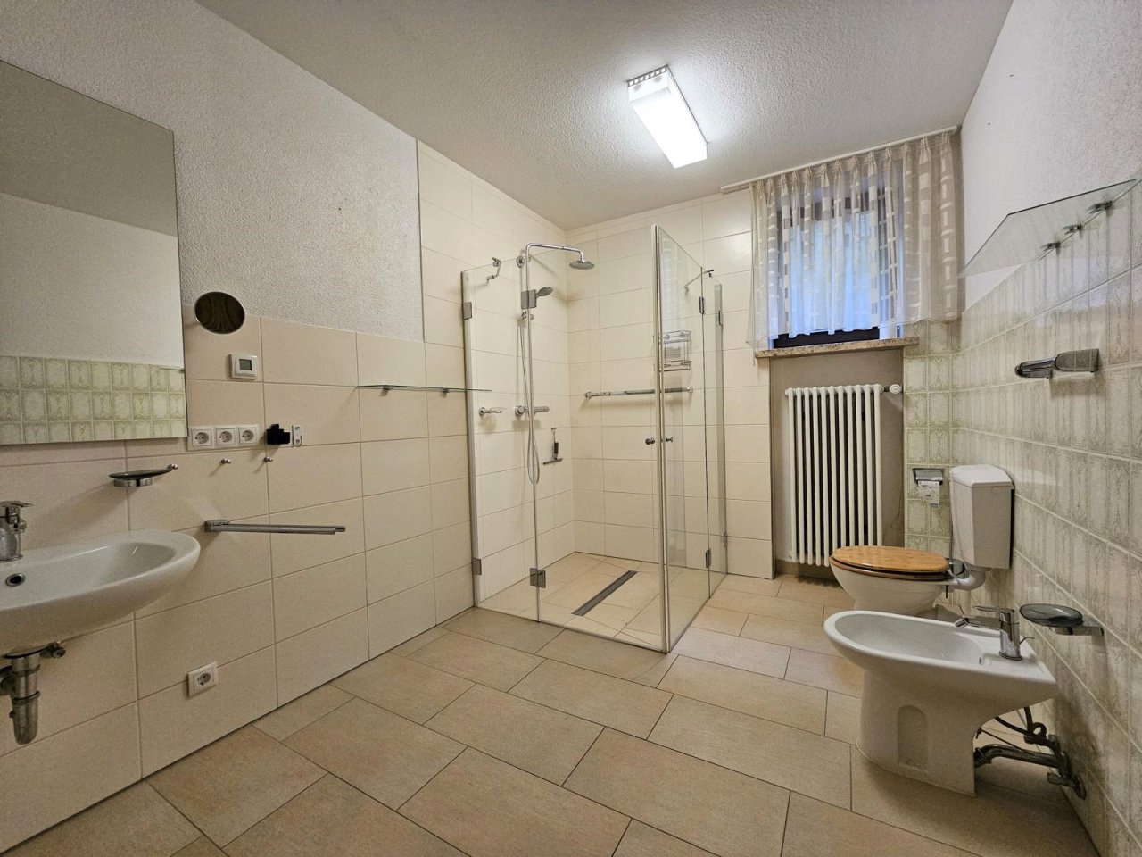 Badezimmer im Untergeschoss