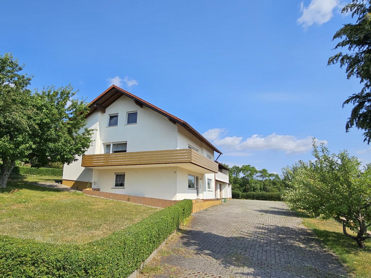 Südansicht & Zufahrt