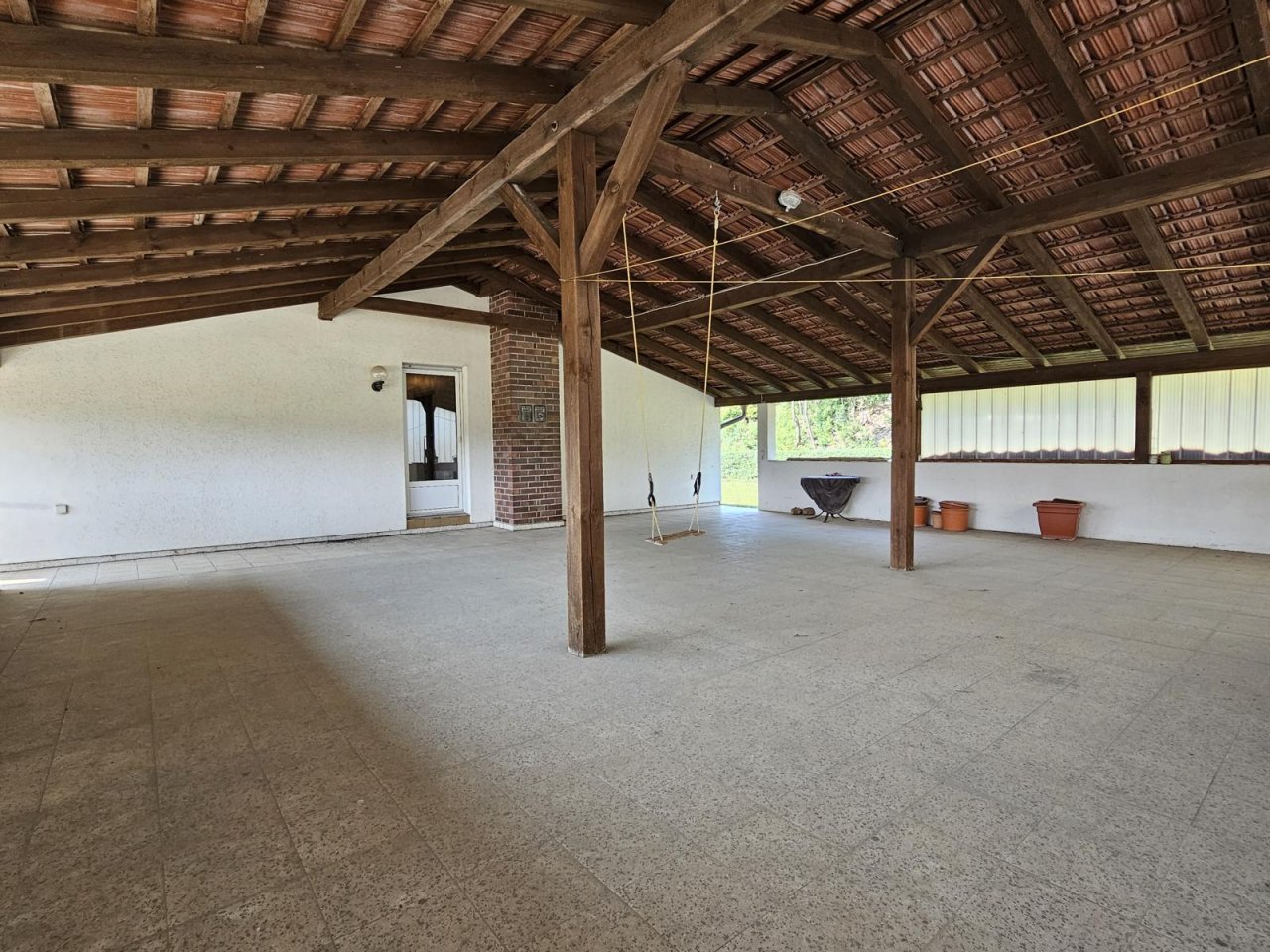 Große überdachte Terrasse