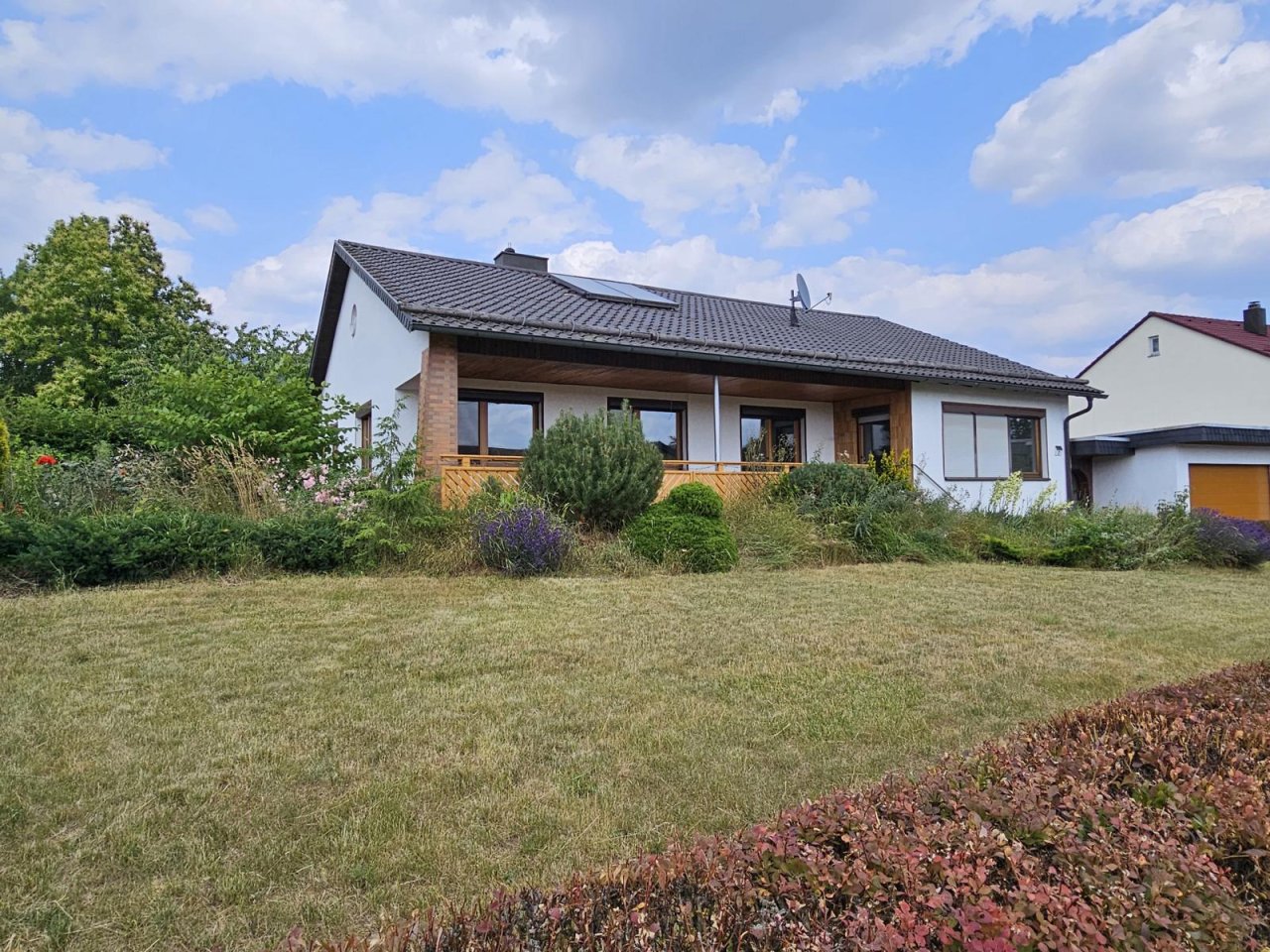 Rödental: VERKAUFT - Endlich ein Bungalow! Vielgesucht, selten angeboten! In ruhiger Lage von Rödental! 