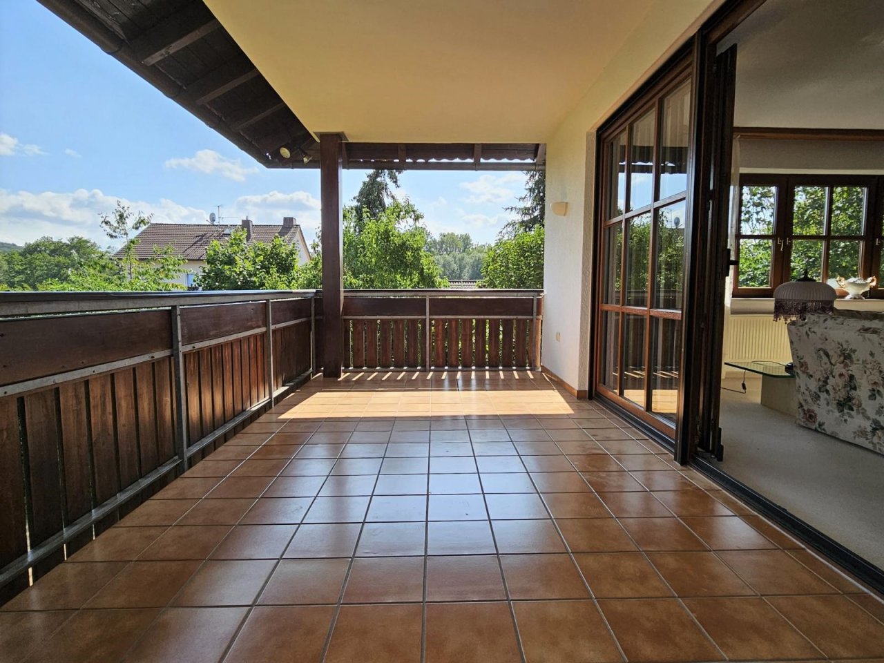 Großer überdachter Balkon