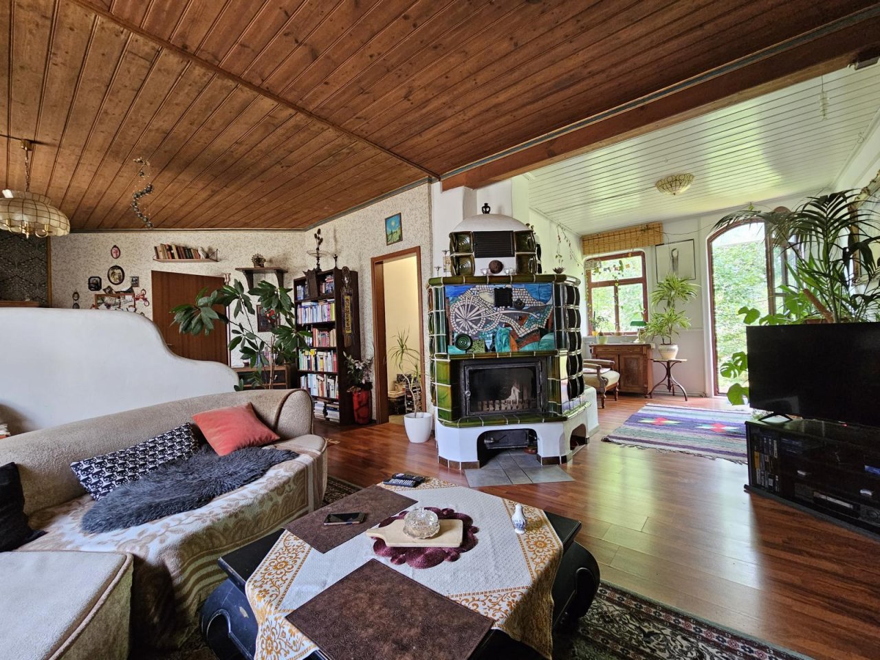 Blick Kachelofen und Garten