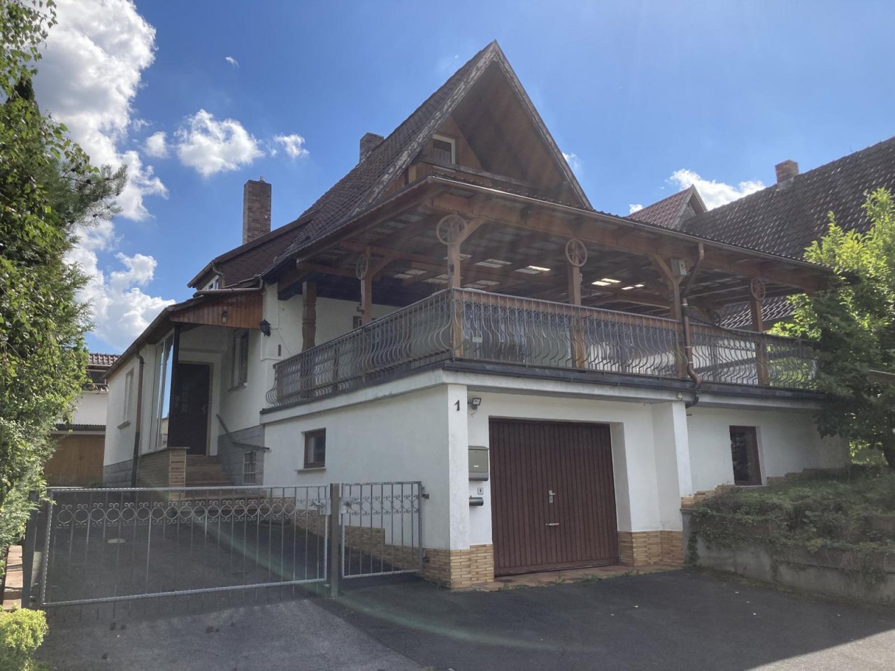 Sonnefeld: VERKAUFT - Hübsches Haus mit 2 Balkonen, Dachterrasse, Nebengebäude und schönem Garten 