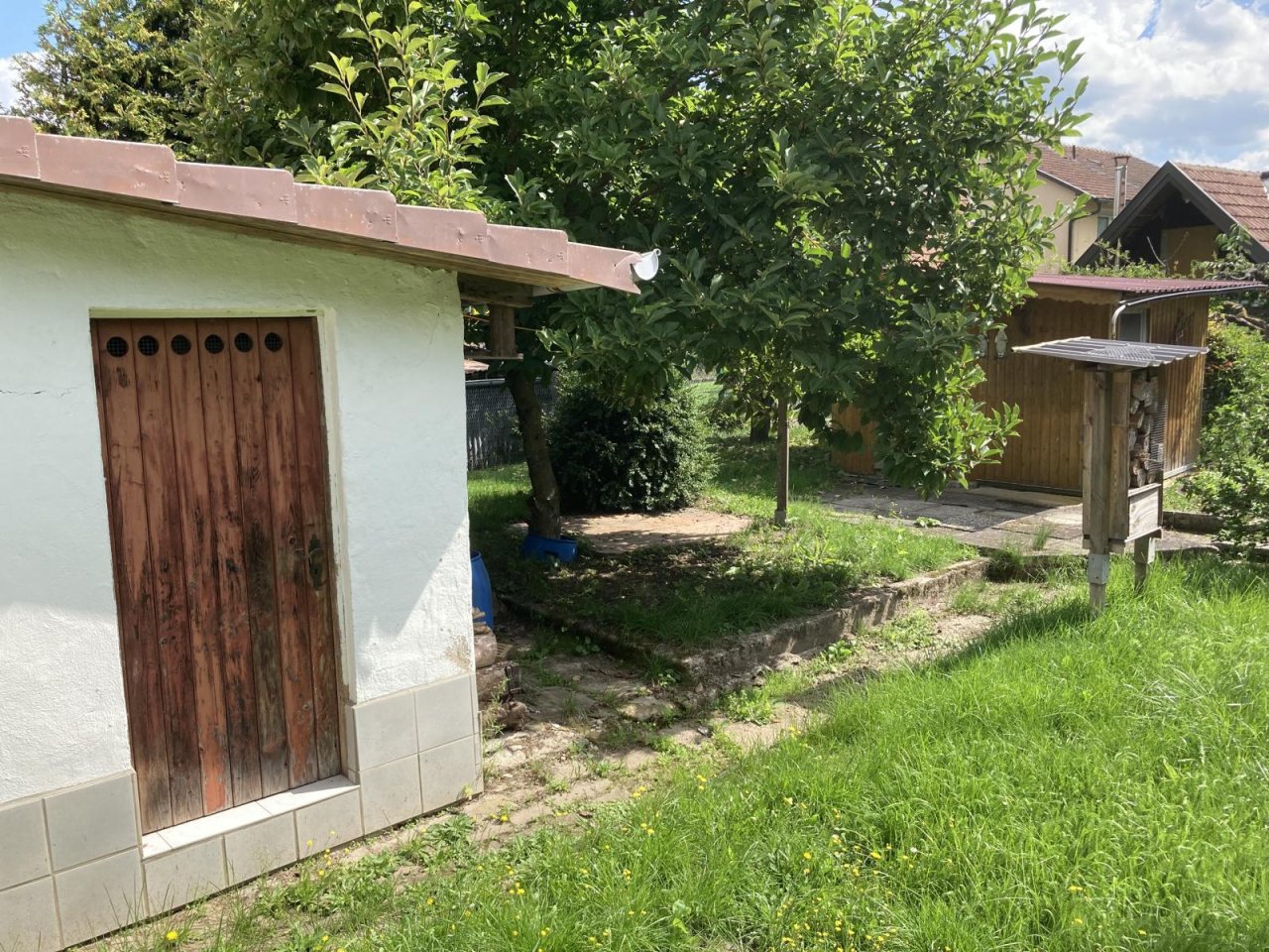 Nebengebäude und Garten
