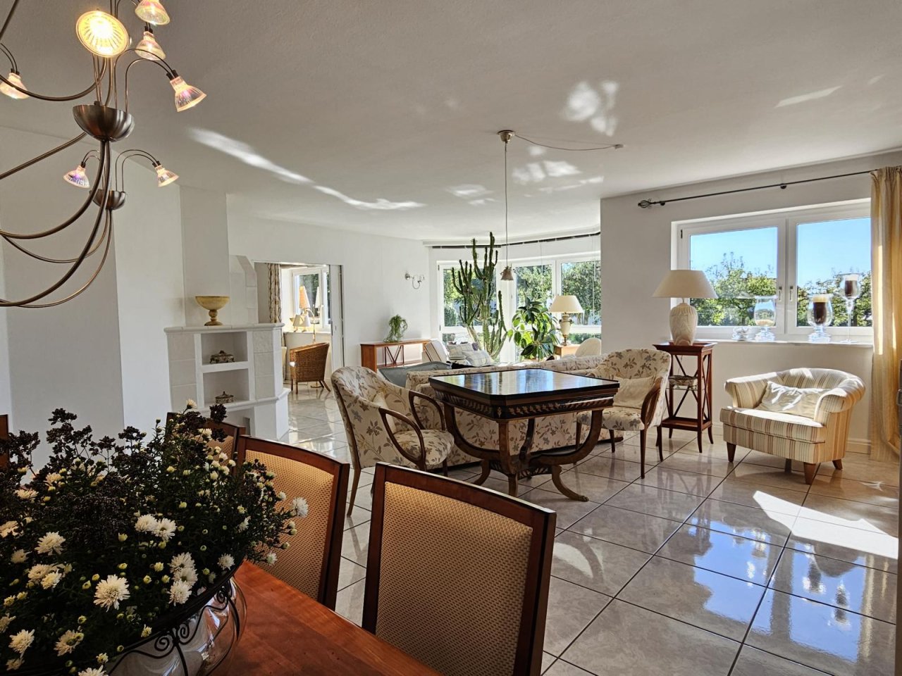 heller Wohn- & Essbereich