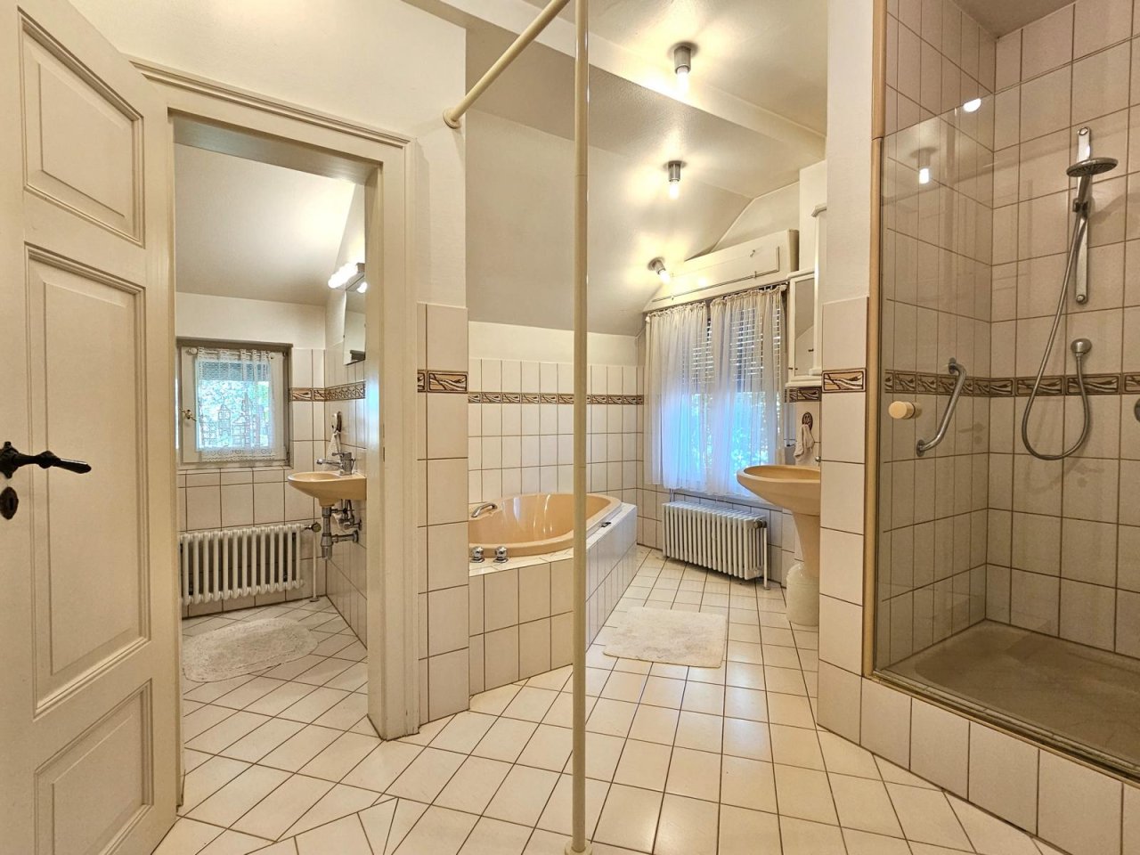 Badezimmer im Obergeschoss