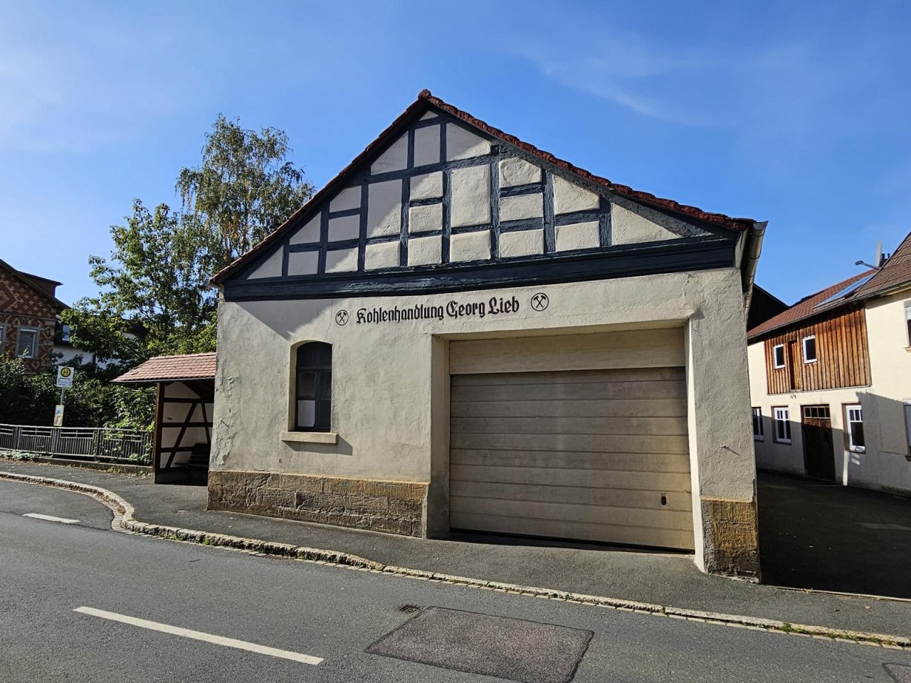 Nebengebäude als große Garage