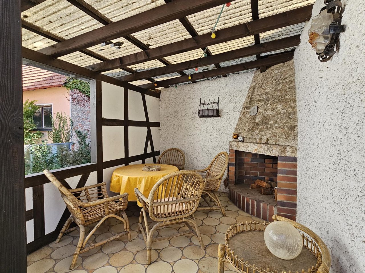 Überdachte Terrassemit Kamin