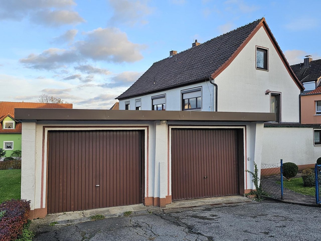 Doppelgarage und Hausansicht