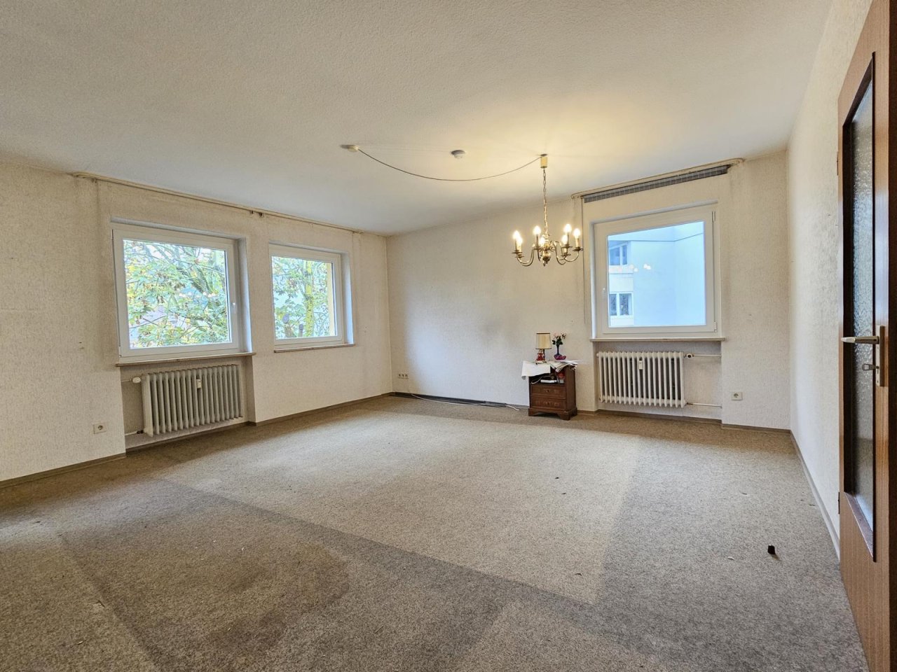 Helles Wohnzimmer, alle Fenster neu!