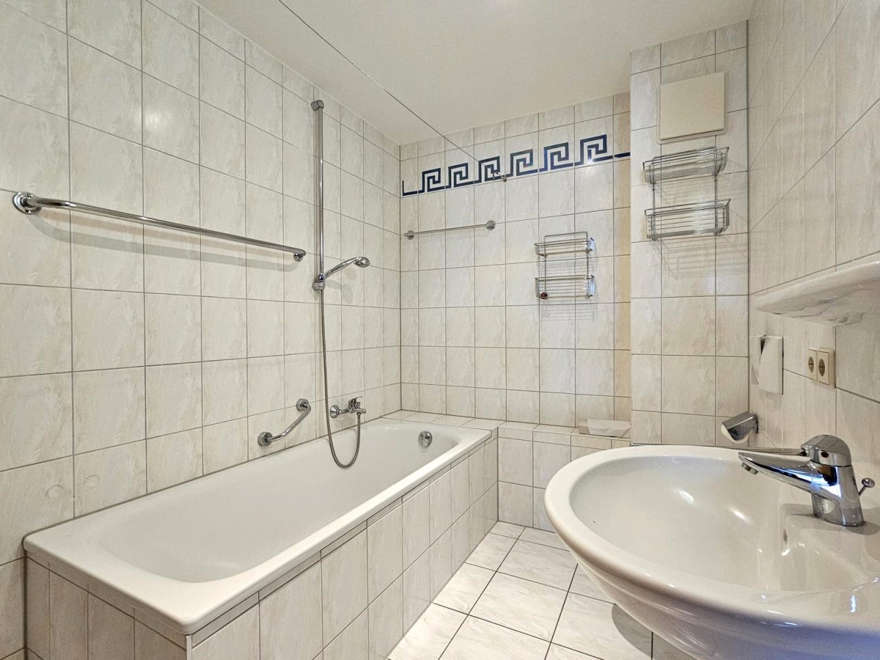 Bad mit Wanne & Dusche