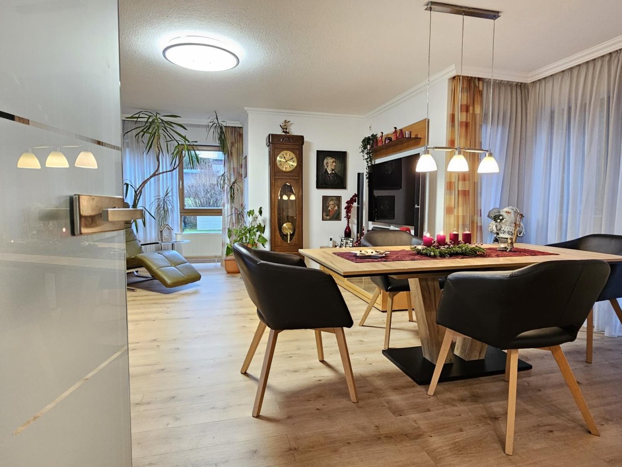 Blick in den Wohn- und Essbereich