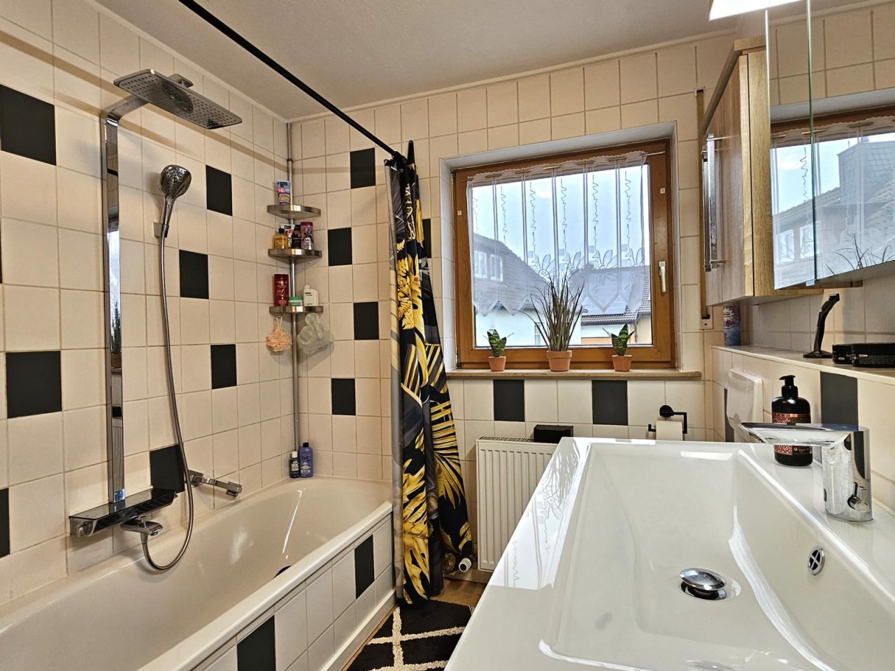 Badezimmer mit Tageslicht