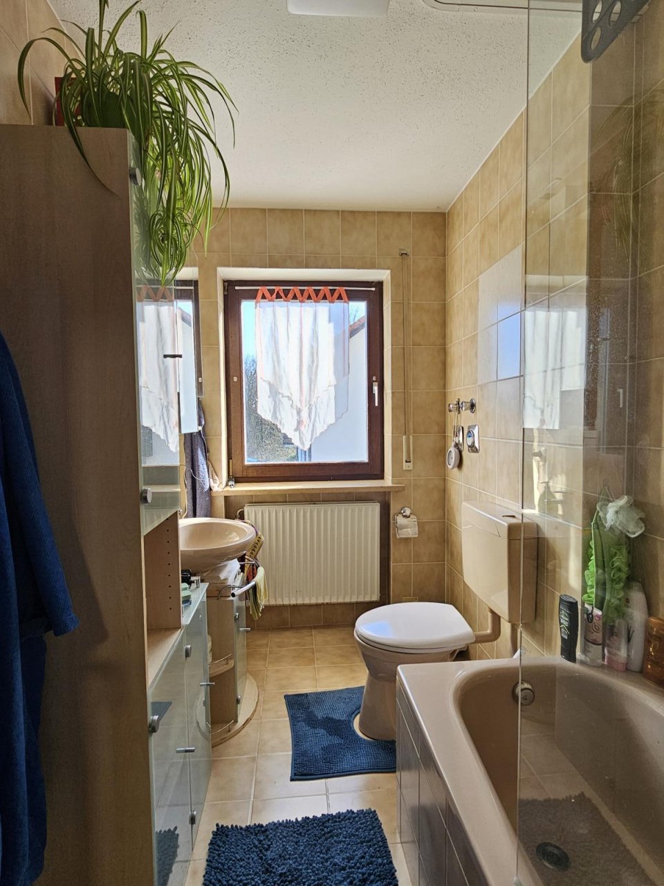 Badezimmer mit Tageslicht