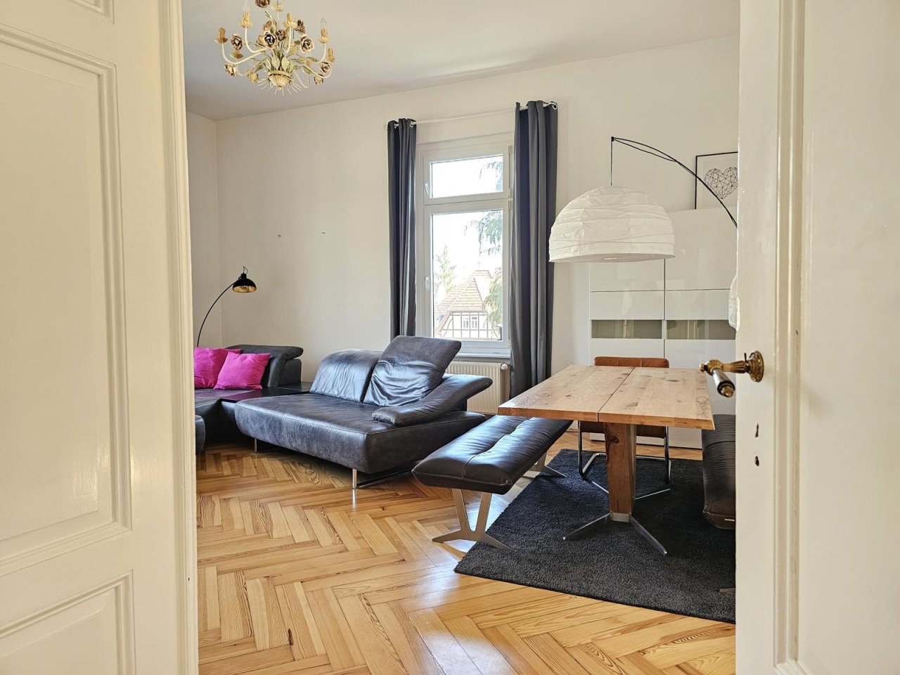 Blick aus dem Flur in den Wohnbereich