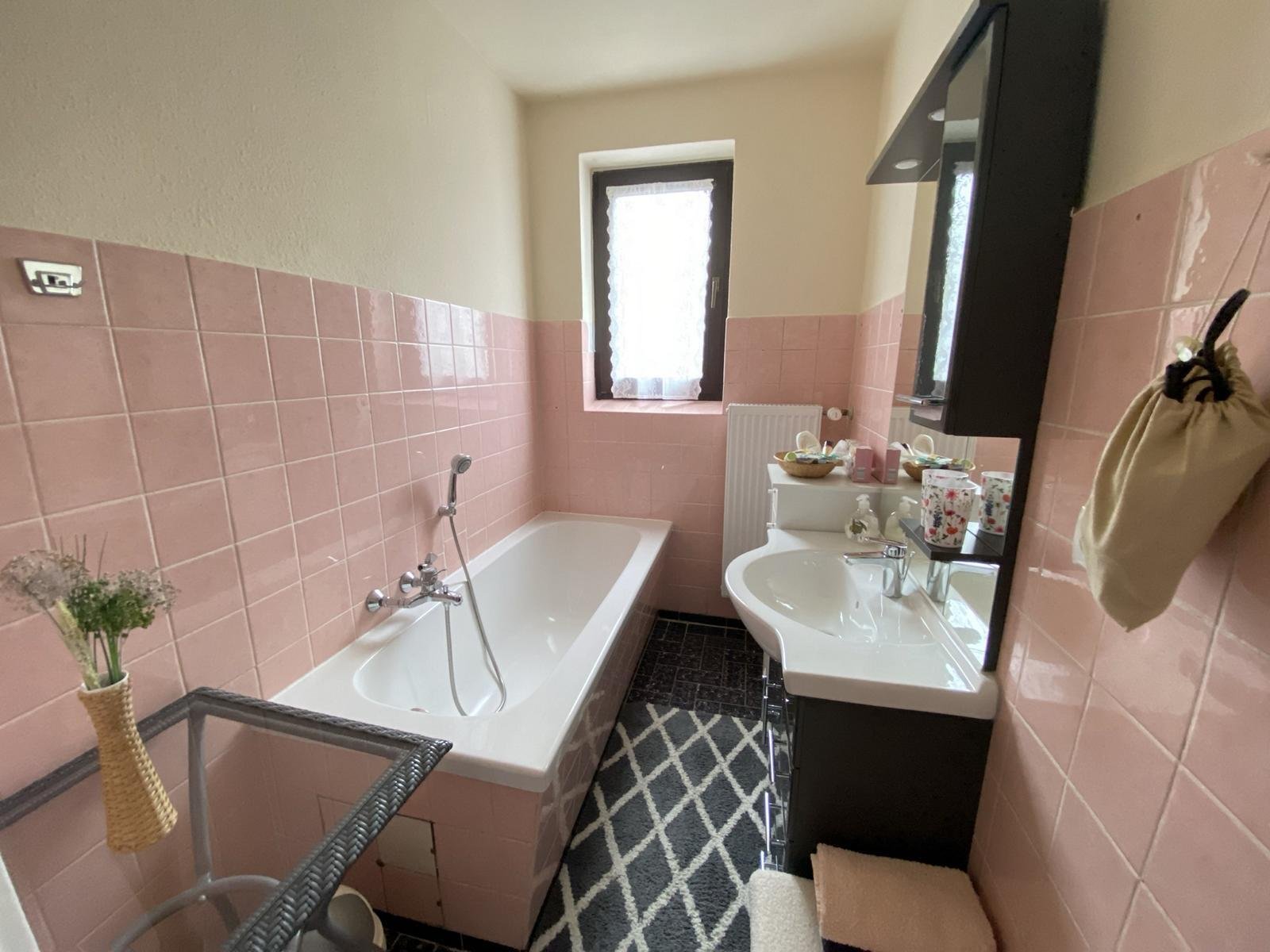 Tageslicht-Bad mit Wanne & WM-Anschluss