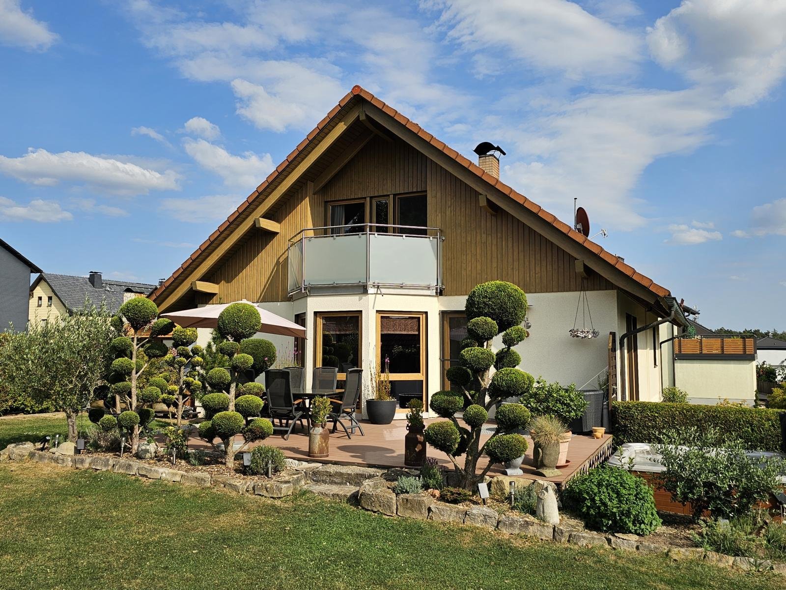 Ahorn: VERKAUFT - Einfach perfekt! Ein Haus wie gemalt! In Top-Zustand im Stadtbusbereich von Coburg! 