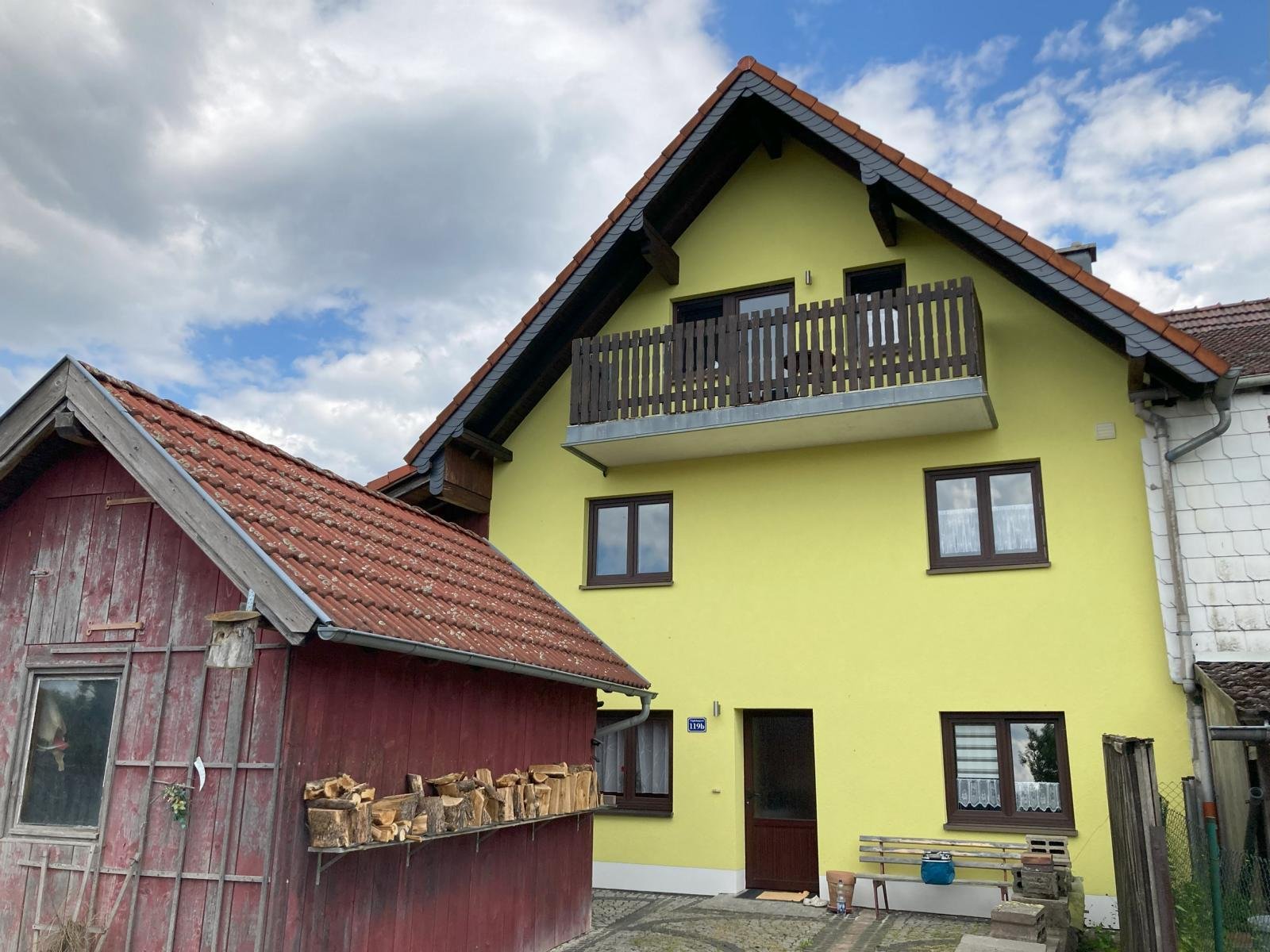 Ummerstadt: VERKAUFT - Gelegenheit: Wohnhaus mit Doppelgaragengebäude plus Extra-Garten, Nähe Weitramsdorf! 