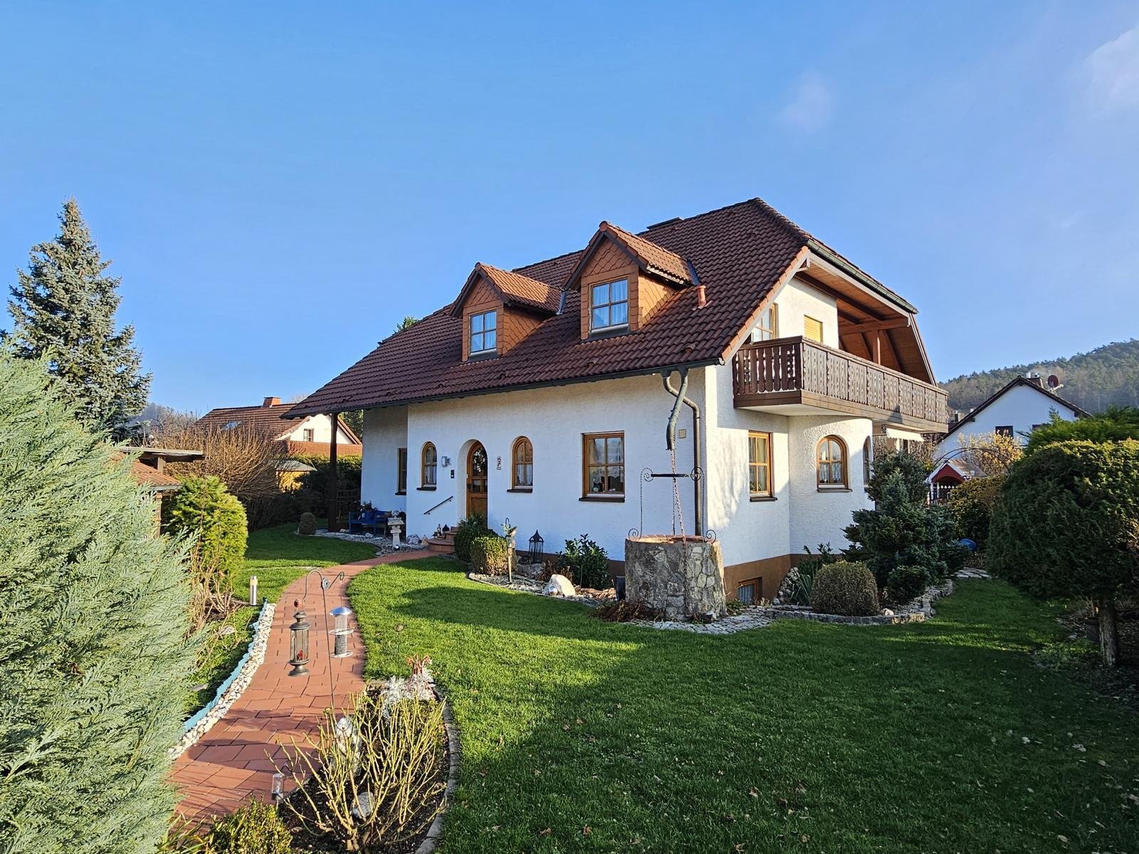 Rödental: VERKAUFT - Gepflegtes Einfamilienhaus auf 1.212 m² zauberhaft angelegtem Garten mit Doppelgarage 