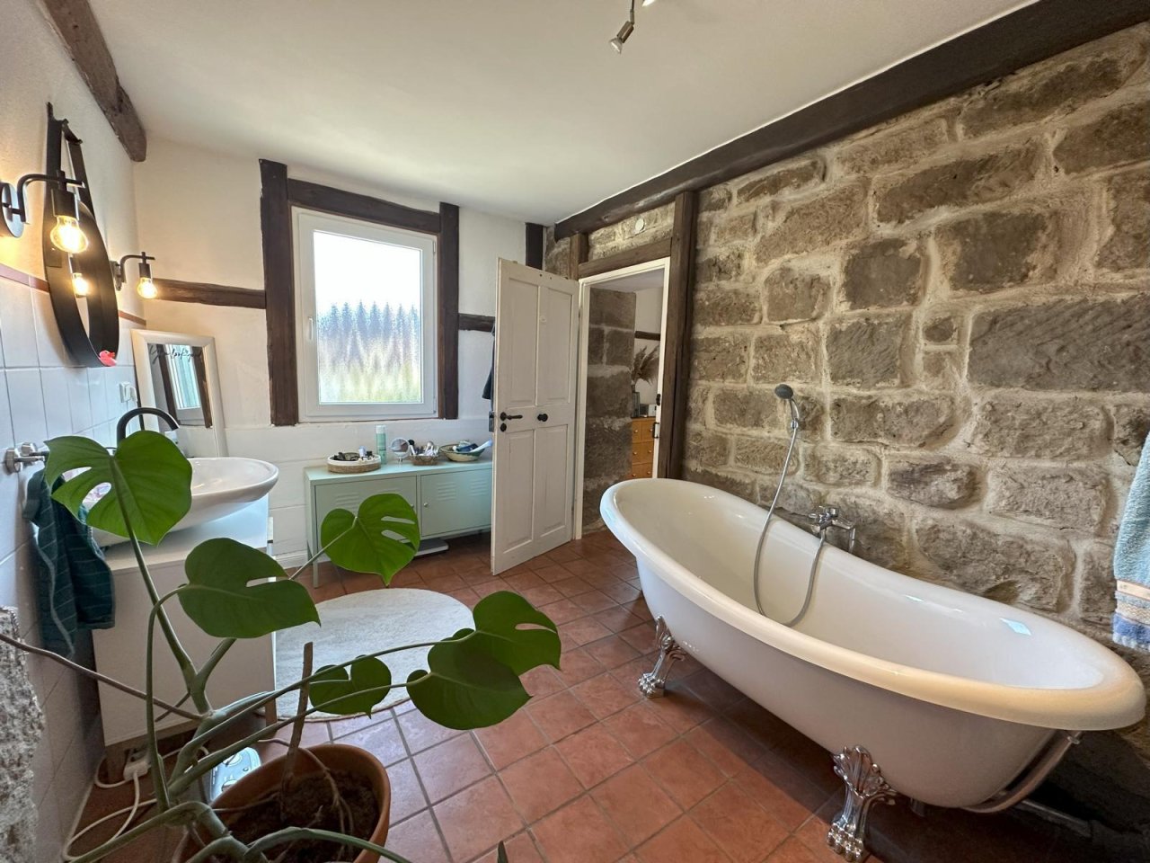 Stilvolles Bad mit Stand-Alone Wanne