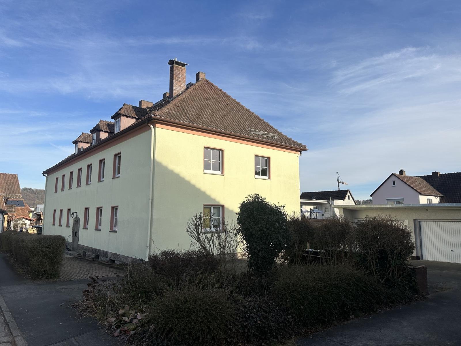 Rödental: VERKAUFT -Handwerkertraum - Geräumige 4-Zimmer-Wohnung mit Garten und Garage! 