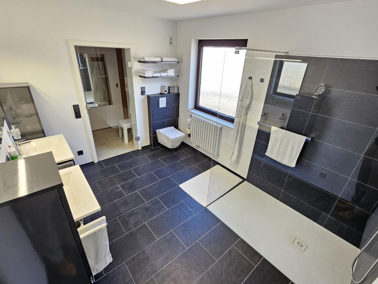 Neuwertiges Badezimmer