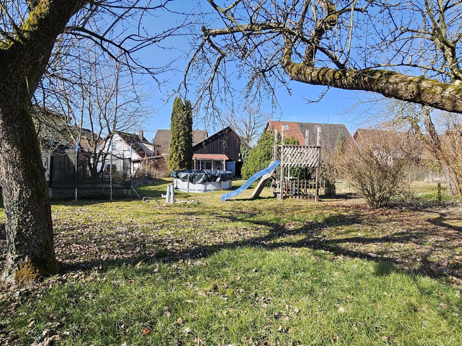 Großzügige Außenanlagen