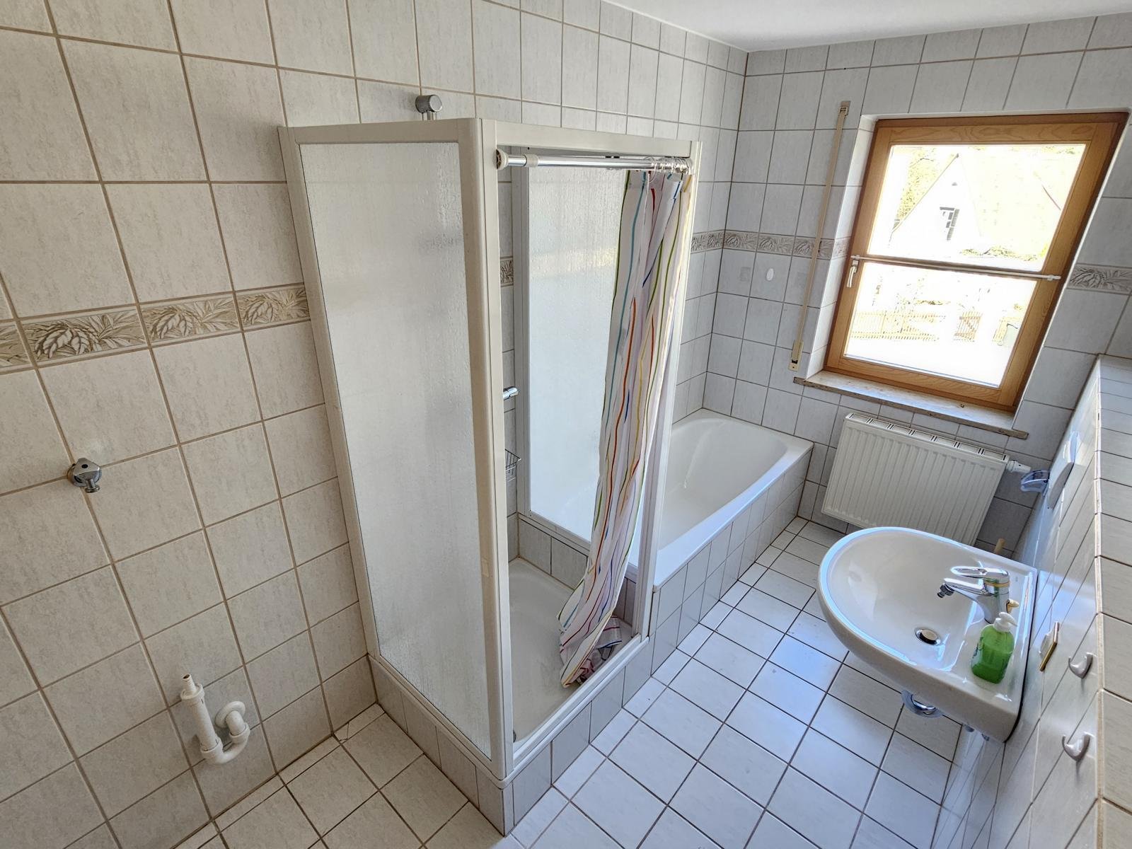 Badezimmer mit Wanne und Dusche