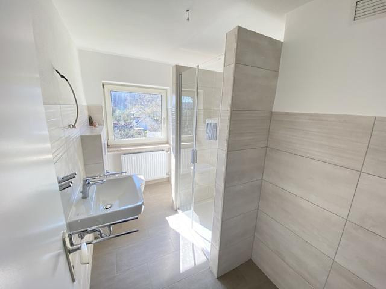 nagelneues Tageslicht-Bad mit Dusche / WC