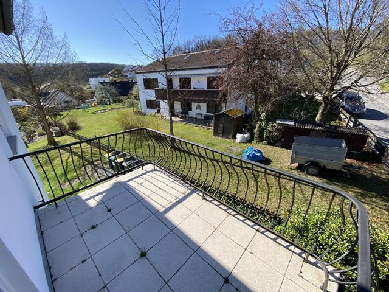 geräumiger Balkon (außerhalb der Wohnung)