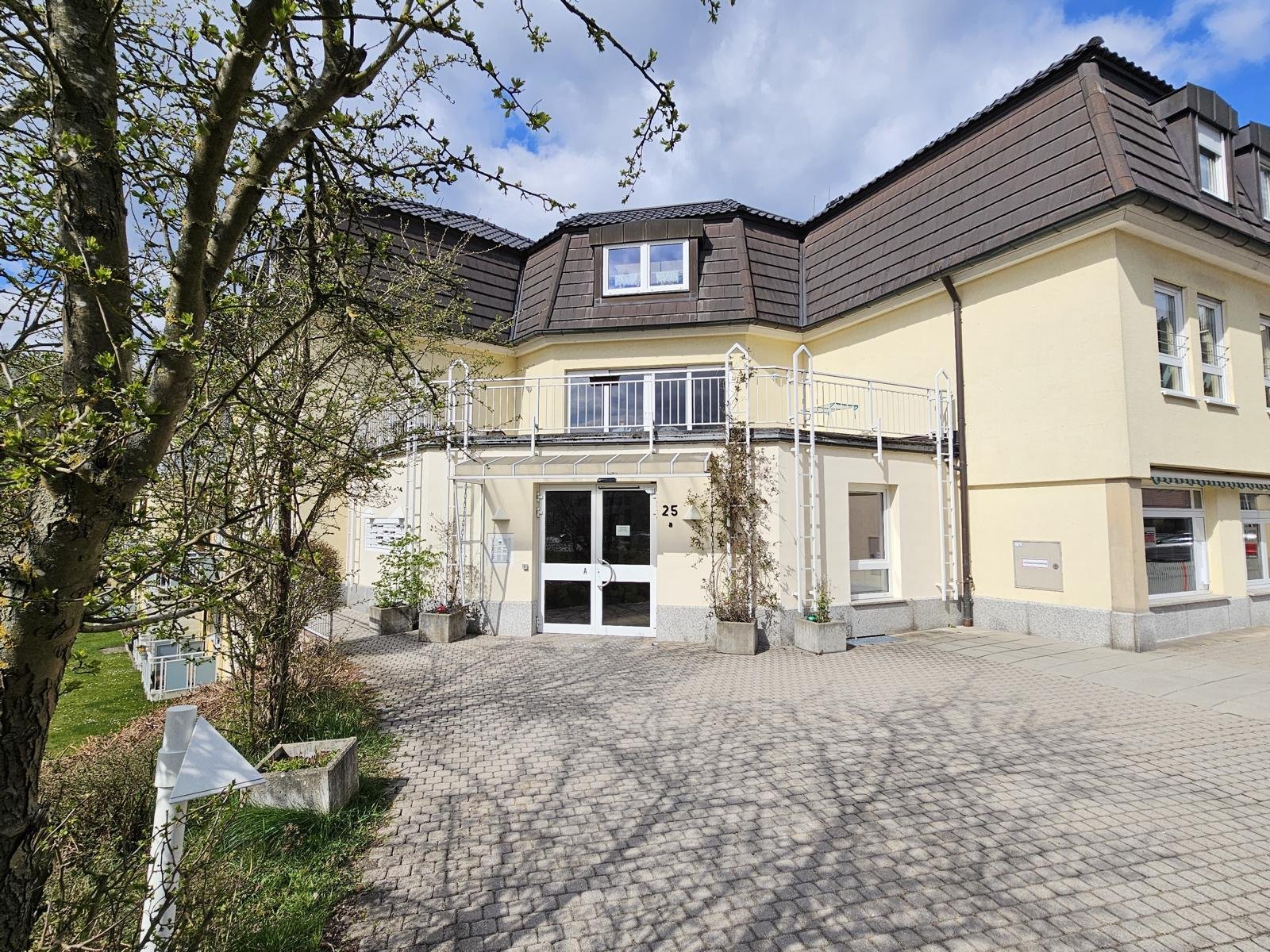 TOP-Eigentumswohnung: behindertengerecht, Balkon, Aufzug, Tiefgaragenplatz + 2. Stpl. 