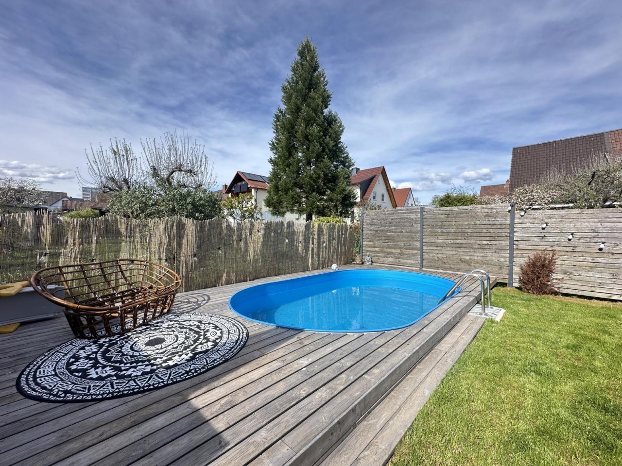 Pool mit Sonnenterrasse