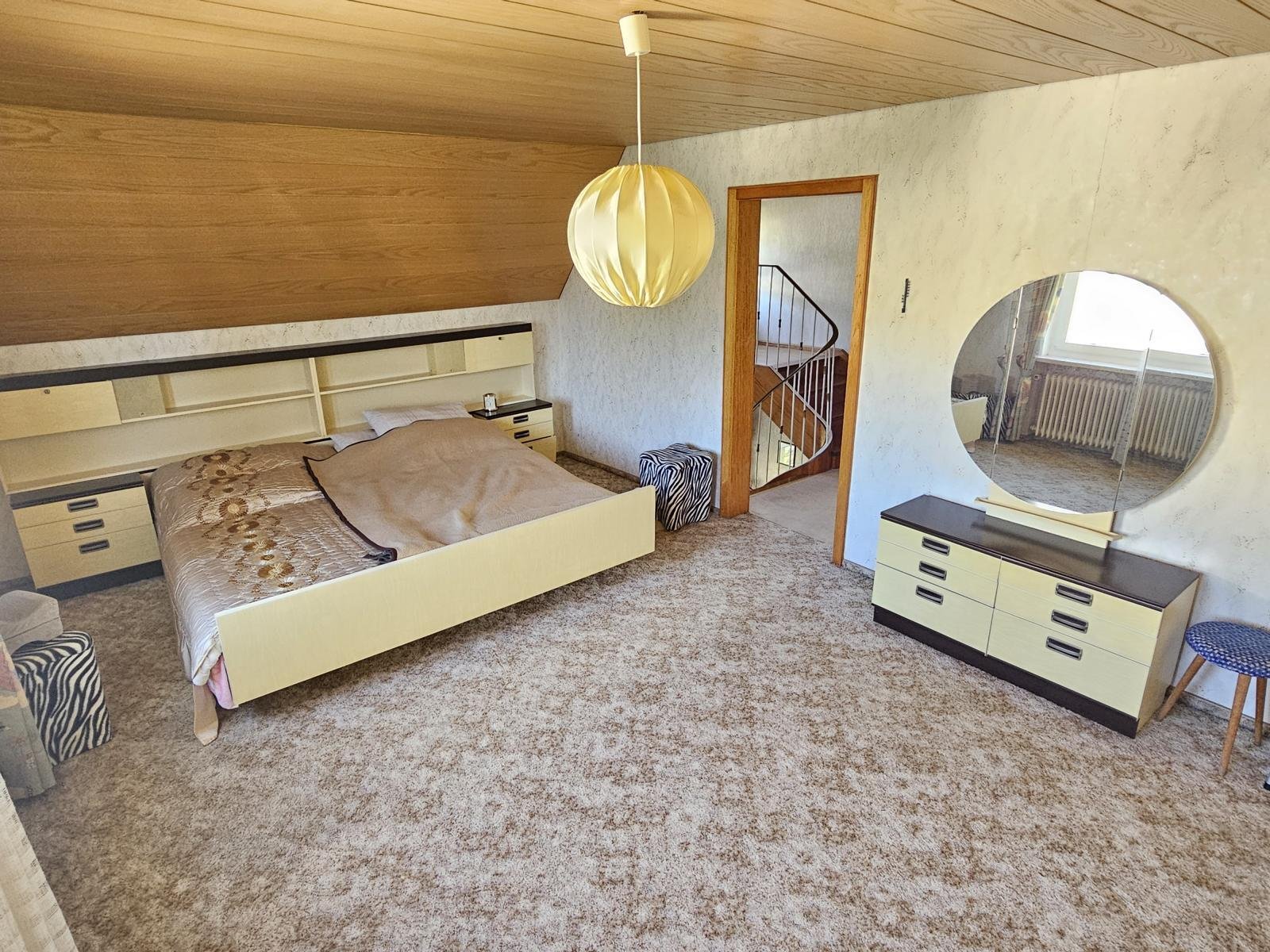 Großzügiges Schlafzimmer OG